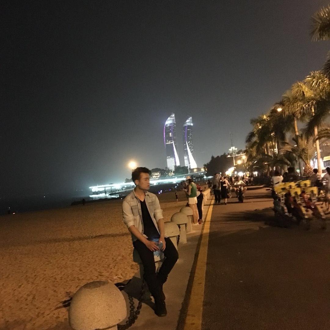 峰子墨头像