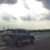 干钢材的足球人头像