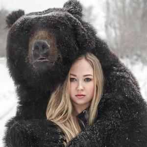 俄罗斯养熊女孩