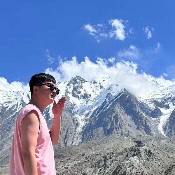 中立侃车德新头像