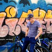 你向着阳光奔跑的背影的个人资料头像