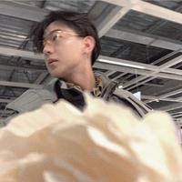 喜欢红旗的帅哥头像