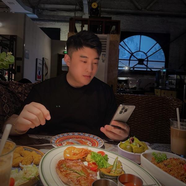 爱吃香菜的男孩头像