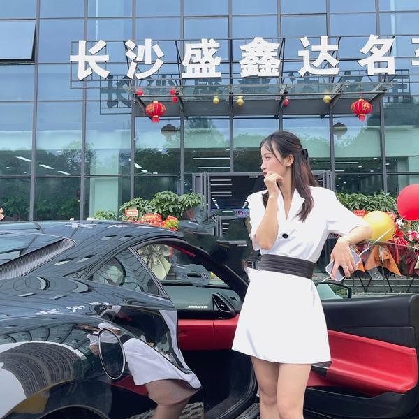 小乔卖车头像
