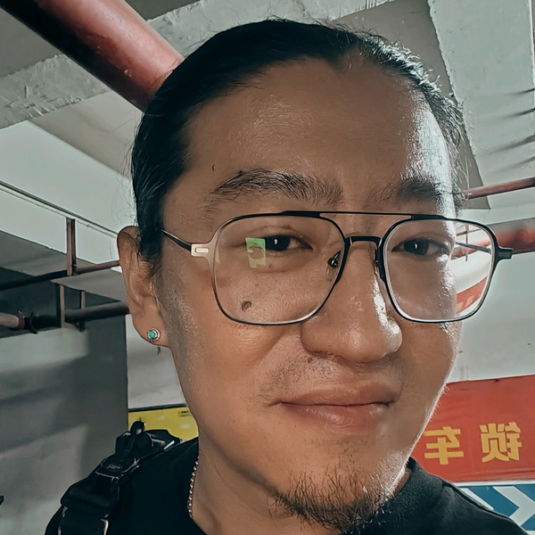 骑印第安的康巴汉子头像