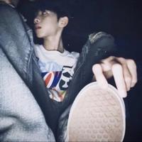 纠结伦爱喝奶茶头像