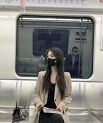 抬头望雨线看似眼泪的个人资料头像