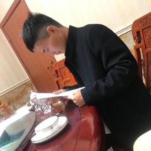Молодой человек, который много работает