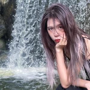 李李不高冷头像