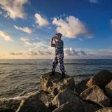 海岛游子头像