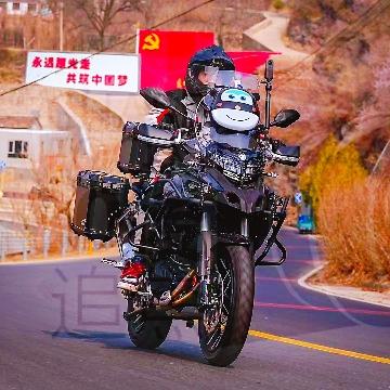 不会压弯的察察头像