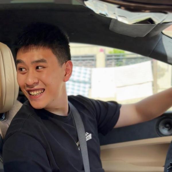 潇岳岳爱开车头像