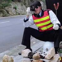 蓝天白云的打工人头像