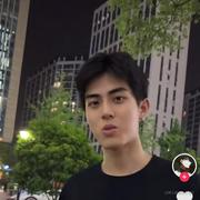 爱上某人的个人资料头像