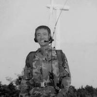 光膀子扎领带的大叔叔头像